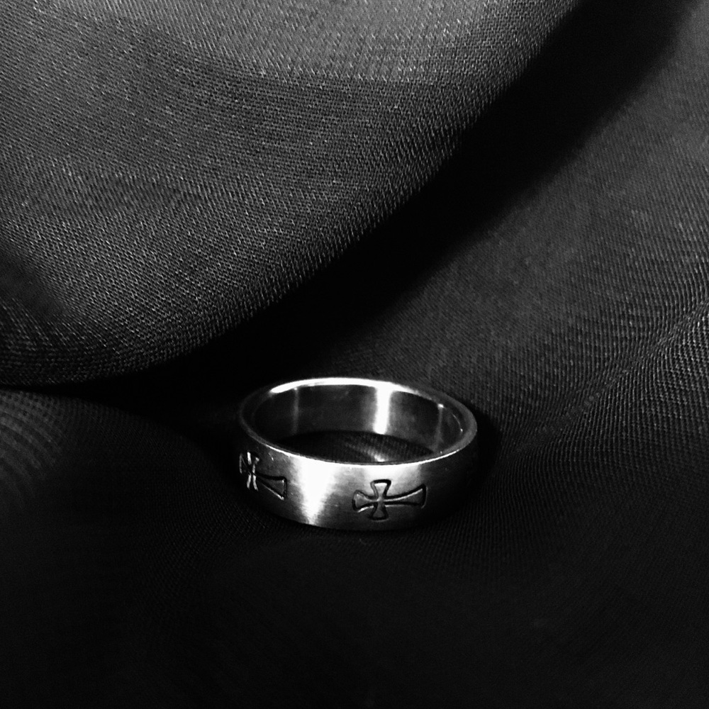 • sterling silver cross ring •